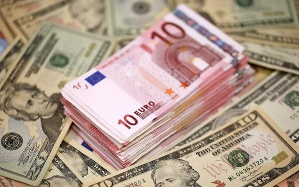 Euro va ajunge la paritate cu dolarul american. Nu s-a mai intamplat de 20 de ani asa ceva pe piata monetara