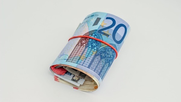 Euro face un prim pas inapoi: 4,7648 lei