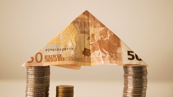 Moneda unica europeana atinge un nou maxim: 4,9261 lei