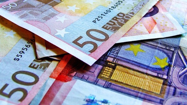 Euro incepe saptamana cu un nou maxim: 4,8838 de lei