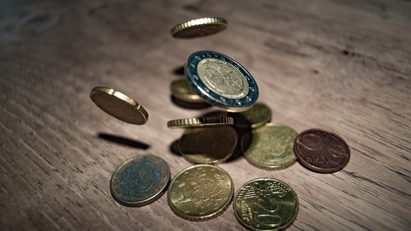 Euro inchide saptamana bancara la al treilea maxim consecutiv, ajungand la 4,8750 lei