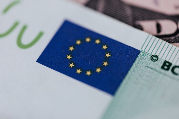 Peste 50% dintre cetatenii Uniunii Europene se asteapta sa resimta impactul COVID-19 in situatia financiara personala