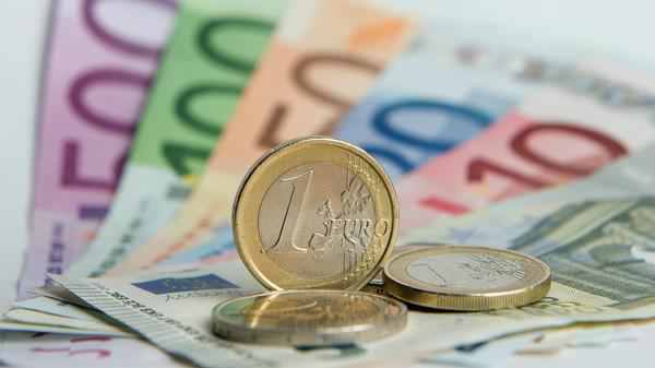 Parlamentarii europeni au eliminat comisioanele excesive pentru plati transfrontaliere din UE in afara zonei euro