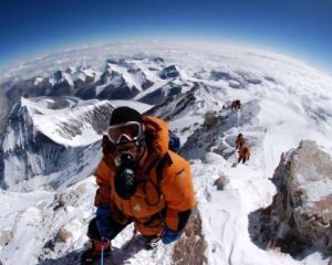 Varful Everest, propaganda politica si ecologia