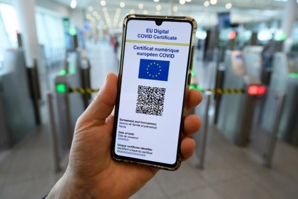 Exceptii: Cand poti intra fara certificat digital in institutiile publice: inca e posibil, pentru cateva categorii de persoane si servicii