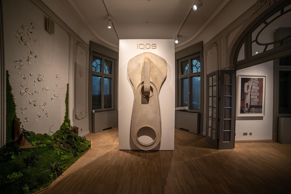 Celebrul sculptor Alex Chinneck prezinta pentru prima data in Romania expozitia "Unzip Your Mind"