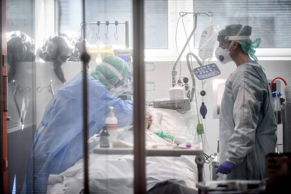 Sanitas Bucuresti: Multi medici poarta pampersi pe sub combinezoane. Nu sunt suficiente cadre pentru pandemie