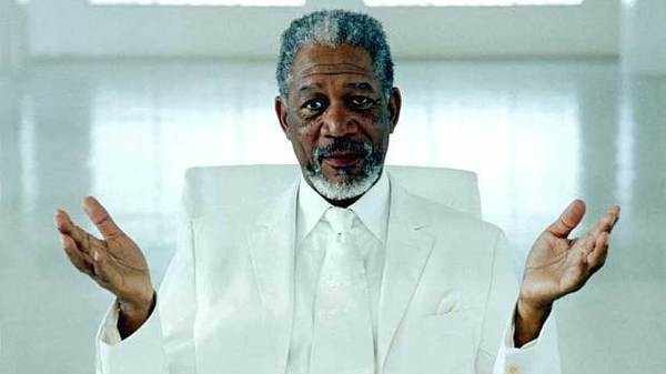 Morgan Freeman da voce personajelor unei reclame pentru Banca Transilvania, indemnandu-va sa platiti contactless