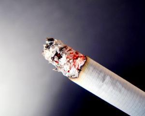 Interdictie: De la 1 ianuarie 2014, firmele nu mai au voie sa ofere clientilor tutun si alcool gratuit la prezentarea unei oferte