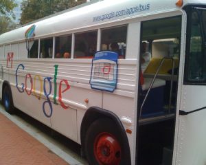 Activistii, suparati pe "autobuzele Google", care folosesc statiile de transport in comun din San Francisco