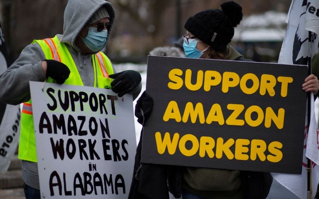 Angajatii Amazon il acuza pe Bezos ca invarte banii cu lopata, dar pe ei ii plateste in bataie de joc: Ne pune sa muncim in fiecare sambata, pe 120 de euro bonus