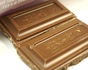 Hershey va cumpara un producator chinez de dulciuri