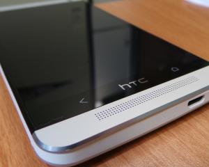 HTC lanseaza o "phableta", un super-gadget ce va "termina" concurenta