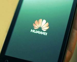 Un fost spion american spune ca Huawei a "tras cu ochiul" pentru guvernul chinez