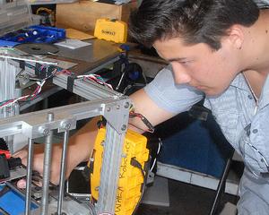 Un elev a construit o imprimanta 3D pentru liceul sau