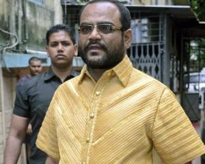 Un antreprenor indian poarta o camasa din aur masiv, care cantareste patru kilograme