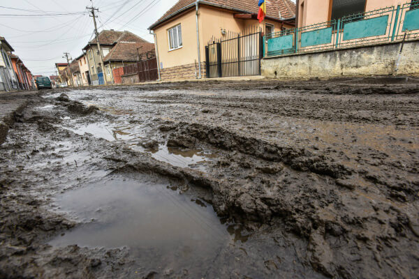 Aproape o treime din drumurile Romaniei sunt pietruite si de pamant