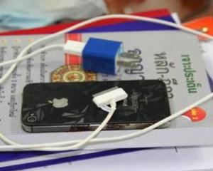 Atentie la alimentatoarele contrafacute! Un thailandez s-a electrocutat mortal cand a incercat sa-si incarce iPhone-ul