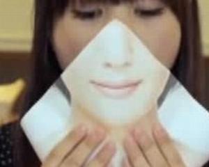 Inventie: Japonezele isi pun o masca pe fata, atunci cand mananca (de exemplu) hamburgeri