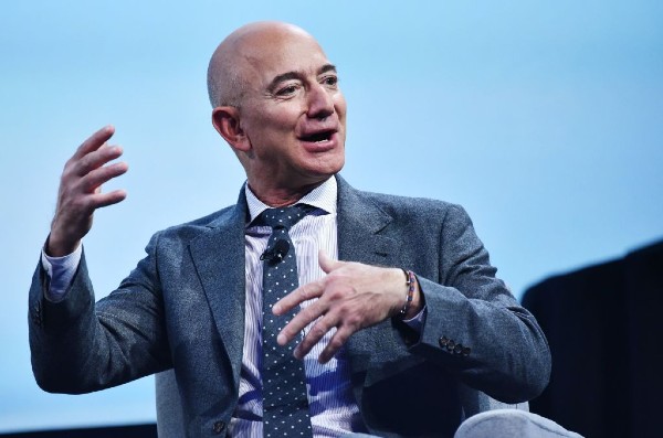 Jeff Bezos a redevenit cel mai bogat om de pe Pamant, dupa ce Elon Musk a pierdut peste 4 miliarde de dolari peste noapte