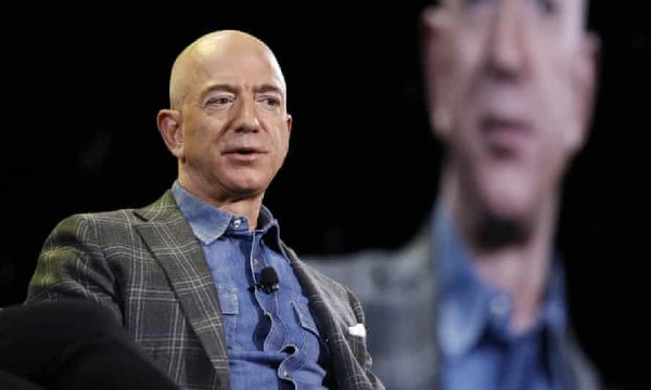 Jeff Bezos renunta la functia de CEO al Amazon. Stim deja cine ii va lua locul