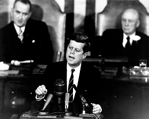 25 mai 1961: JFK cere Congresului SUA sprijinul pentru programul spatial american