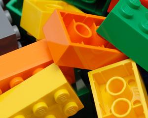 Romanii suplimenteaza educatia copiilor cu LEGO si jocuri de strategie