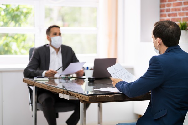 Romanii se plang de lipsa locurilor de munca, dar firmele au zeci de mii de posturi vacante in toata tara