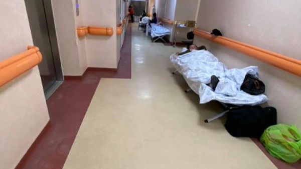 FOTO. Cum arata holurile Institutului Matei Bals din Bucuresti: Pacienii nu mai au loc in saloane si primesc oxigen de pe bancile de asteptare