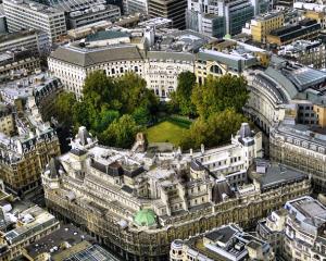 Se ingroasa gluma in Marea Britanie: Banca Angliei avertizeaza asupra riscului reintrarii in recesiune