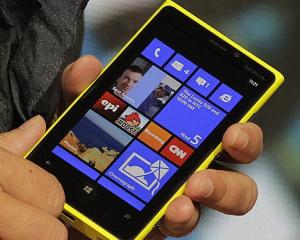 Nokia "cloneaza" telefoane si vrea sa se bata cu HTC One sau Galaxy S4