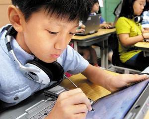 Mai multe ONG-uri cer Ministerului Educatiei sa modifice noile manuale scolare