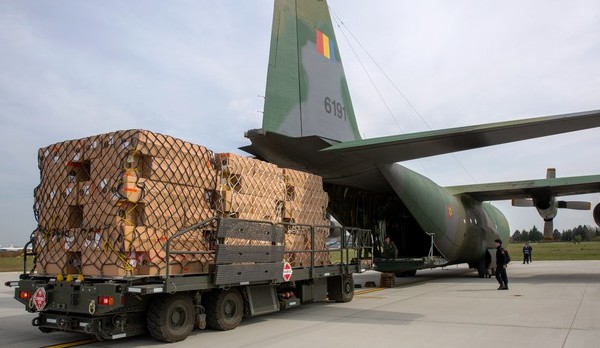 Avioanele MapN aduc in tara 100.000 de combinezoane de protectie din Germania