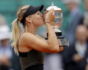 Maria Sharapova face reclama pentru un nou parfum
