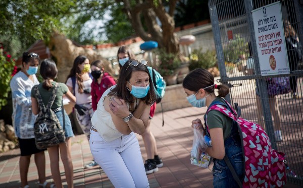 Tataru: Elevii din clasele mici ar trebui sa poarte masca la scoala, in mod obligatoriu