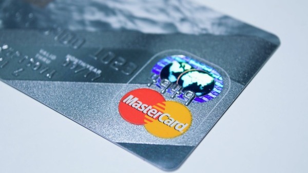 Mastercard si Petrom ii incurajeaza pe romani sa opteze pentru platile cu cardul in benzinarii