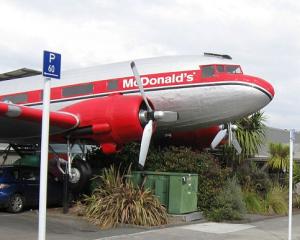 McDonald's a inaugurat un restaurant la bordul unui avion dezafectat