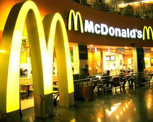 Franciza McDonald's data in judecata, din cauza comisioanelor la cardurile de debit