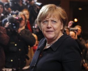 Mai bine fara haine, decat in uniforma militara: Merkel a ajuns din nou in atentia carcotasilor