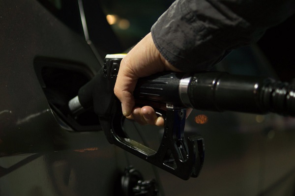 Ministerul Finantelor ia in calcul plafonarea tarifelor carburantilor pentru un an, incepand din 2019