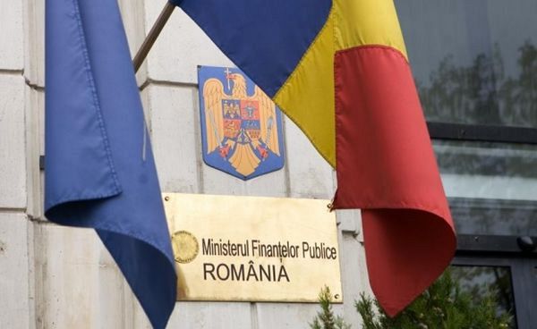 Opt din zece angajati ai Ministerului de Finante castiga lunar peste 1.000 de euro net