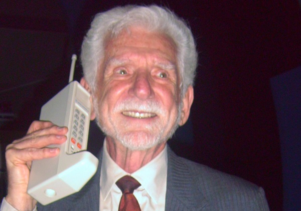 Primul telefon mobil cantarea aproape 800 de grame si costa cca 10.000 USD (la valoarea de astazi)
