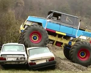 S-a deschis primul parc de monster truck din Romania: senzatii tari pentru soferii curajosi
