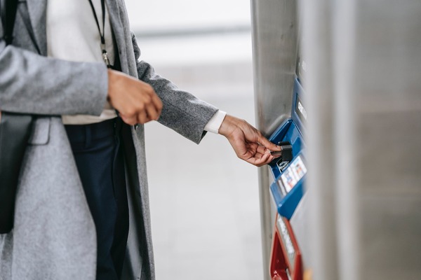 Tot mai multe banci renunta la agentiile care au casierii. Clientii unei banci pot depune numerar in 5 valute la Smart Dropbox