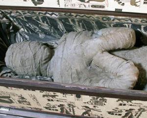 Cadou de la bunicul, o mumie in podul casei