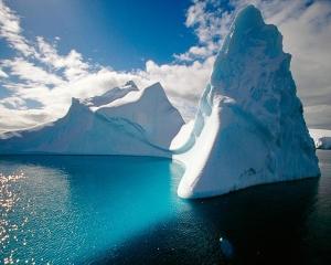 NASA: Un aisberg de sase ori mai mare ca Manhattanul s-a rupt din Antarctica si a pornit in deriva