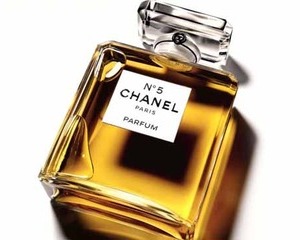 Iz de schimbare pentru doua parfumuri Chanel si Dior