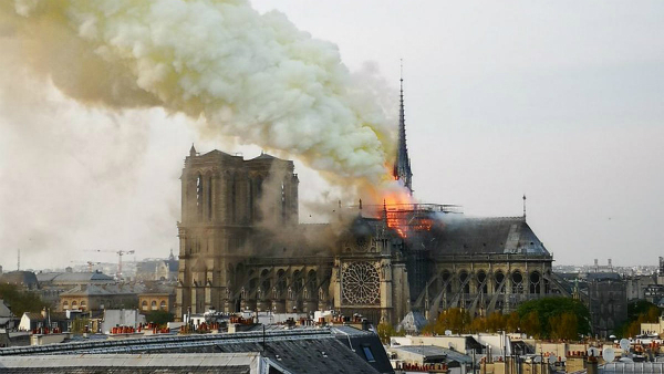 BREAKING NEWS: Catedrala Notre-Dame din Paris, in flacari. Imagini si video de la locul tragediei