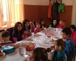 "O masa calda", proiectul care hraneste copii din familiile sarace