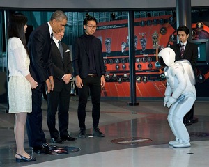 Barack Obama a jucat fotbal cu un robot japonez